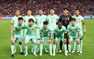 V体育官方app-球员因伤退出比赛，球队重新调整战术