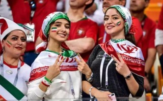 V体育-巴萨球迷欢呼雀跃，偶然破门胜利在望