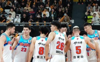 V体育官网-马刺队先下一城，击败对手晋级季后赛