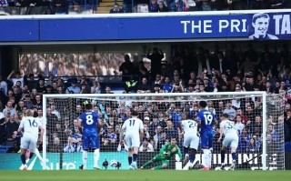 V体育-西汉姆联迫降失利，球队危险境地