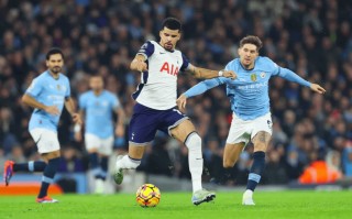 V体育官方app-热刺后卫团结防线，全队攻守兼备完美表现