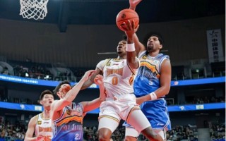 V体育官方app-CBA球队训练备战新赛季，教练组全力调教