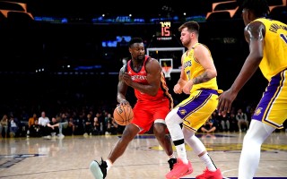 V体育-湖人大胜开拓者，詹姆斯和戴维斯火力全开