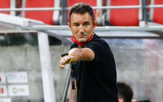 vsports体育-加拿大队持续发力，取得国际足球半决赛资格