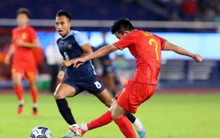 V体育官网-比赛中队员失误突发，团队士气受挫