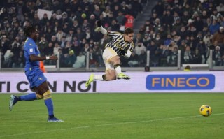 vsports体育-尤文图斯惨遭淘汰，球迷心碎失望