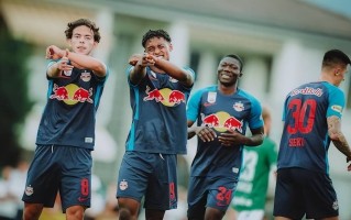 V体育官网-阿贾克斯胜利晋级，欧冠赛场再现黑马之姿