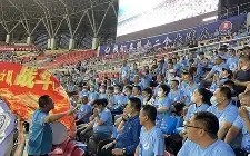 V体育-大连人民球迷为球队加油，齐心支持战胜对手