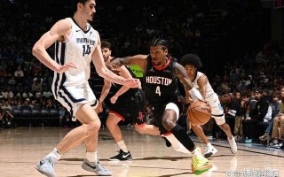 V体育官方app-火箭成员庆祝胜利，球队士气高涨