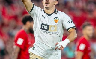 V体育官网-罗马门将洛佩斯大放光彩，成为球队保障