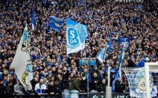 V体育-沙尔克04客场逆袭，取得关键胜利