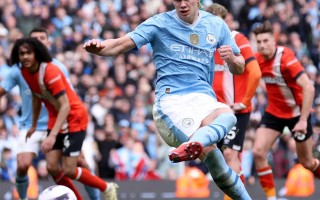 V体育官网-曼城联赛不败纪录被终结，球员士气低迷