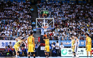 V体育-南美洲篮球超级联赛首轮厮杀激烈，一方险胜