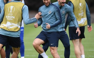 V体育-切尔西备战决赛，球员展现团结配合