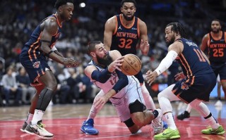 vsports体育-尼克斯三连败，主帅呼吁球队团结一心共克时艰