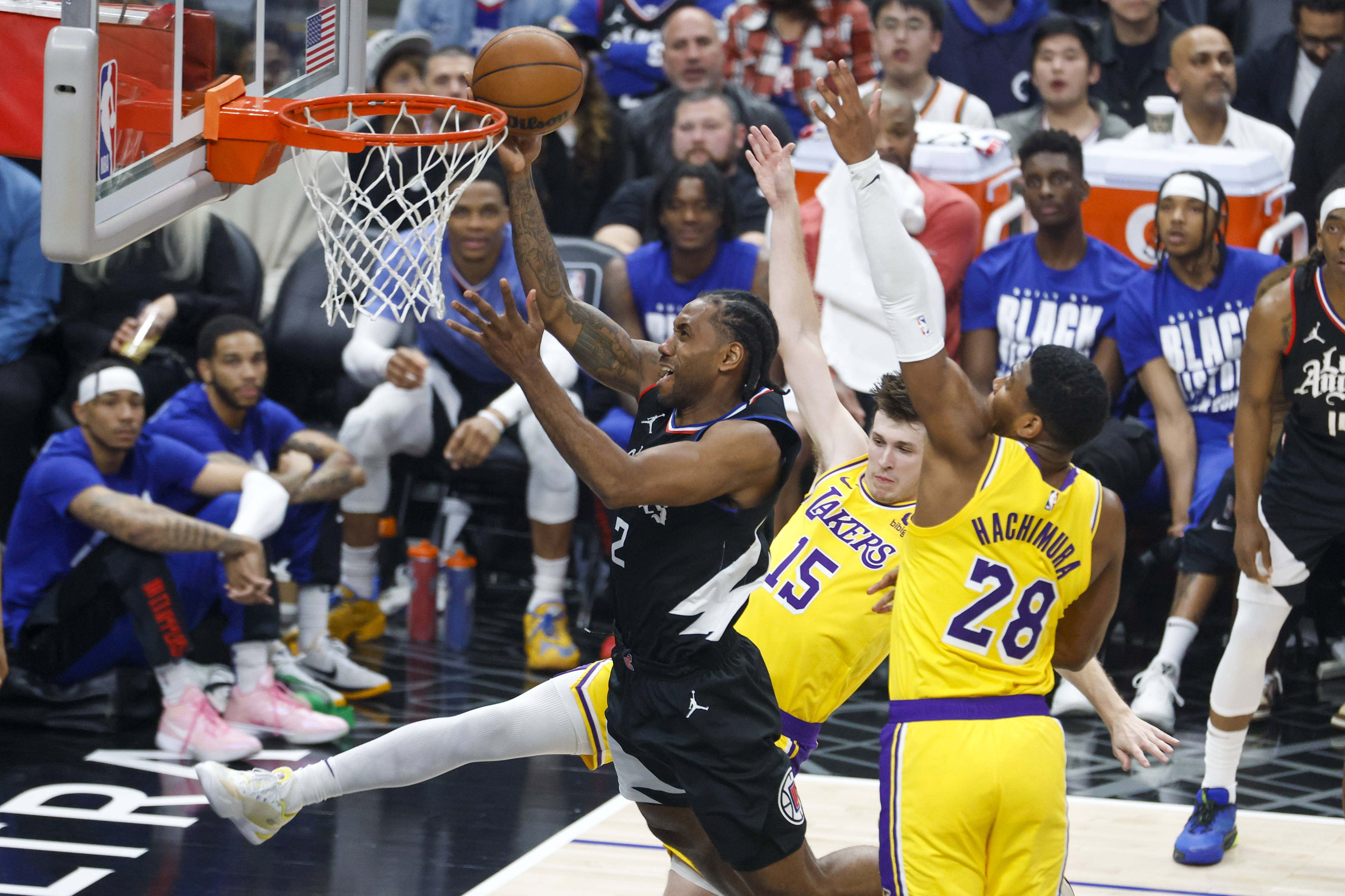 V体育-欧洲篮球联盟比赛精彩继续，球员们展现拼搏精神-第2张图片-V体育