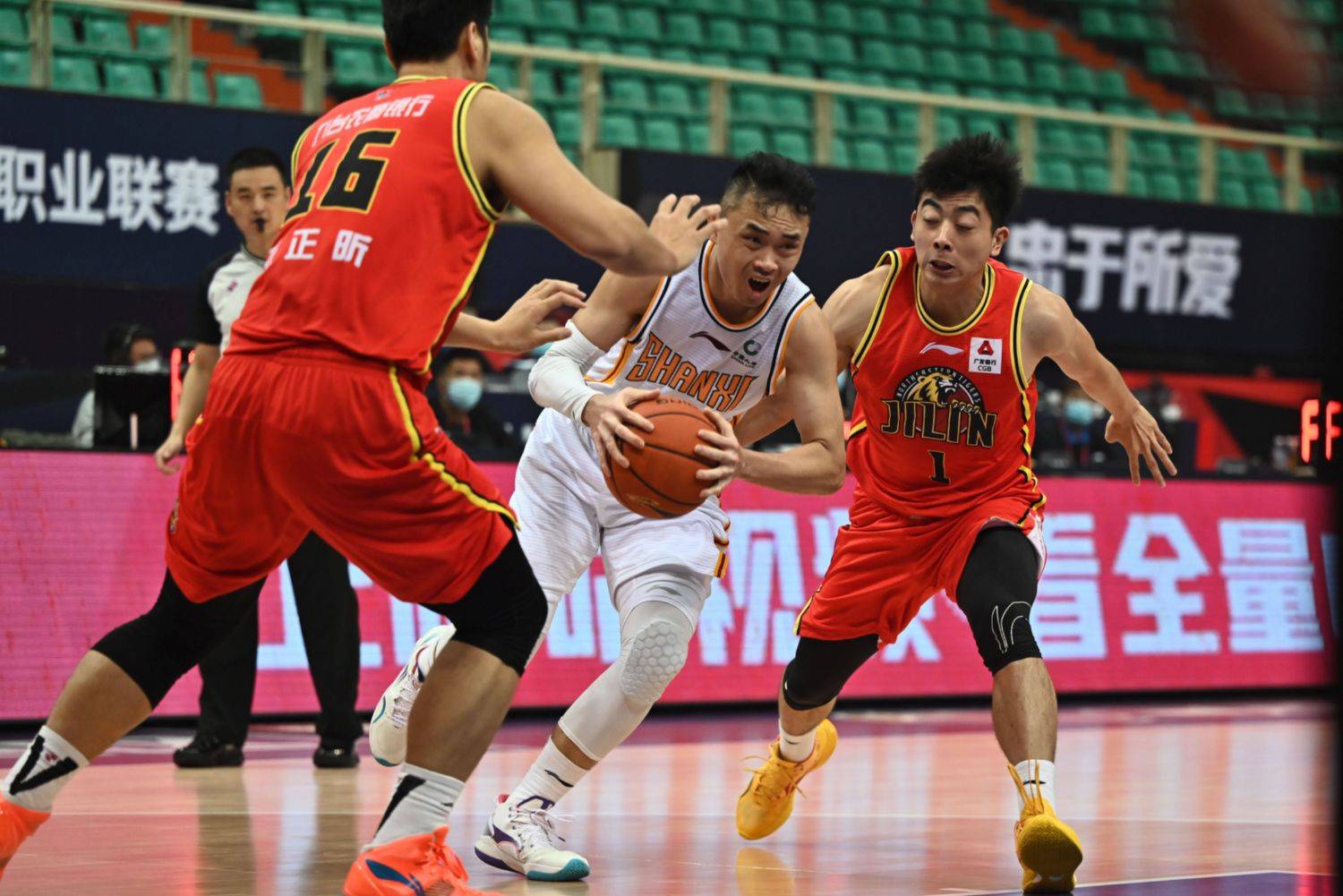 V体育-山西男篮主场守住胜利,继续保持稳定状态-第2张图片-V体育 V体育-山西男篮主场守住胜利,继续保持稳定状态-第2张图片-V体育