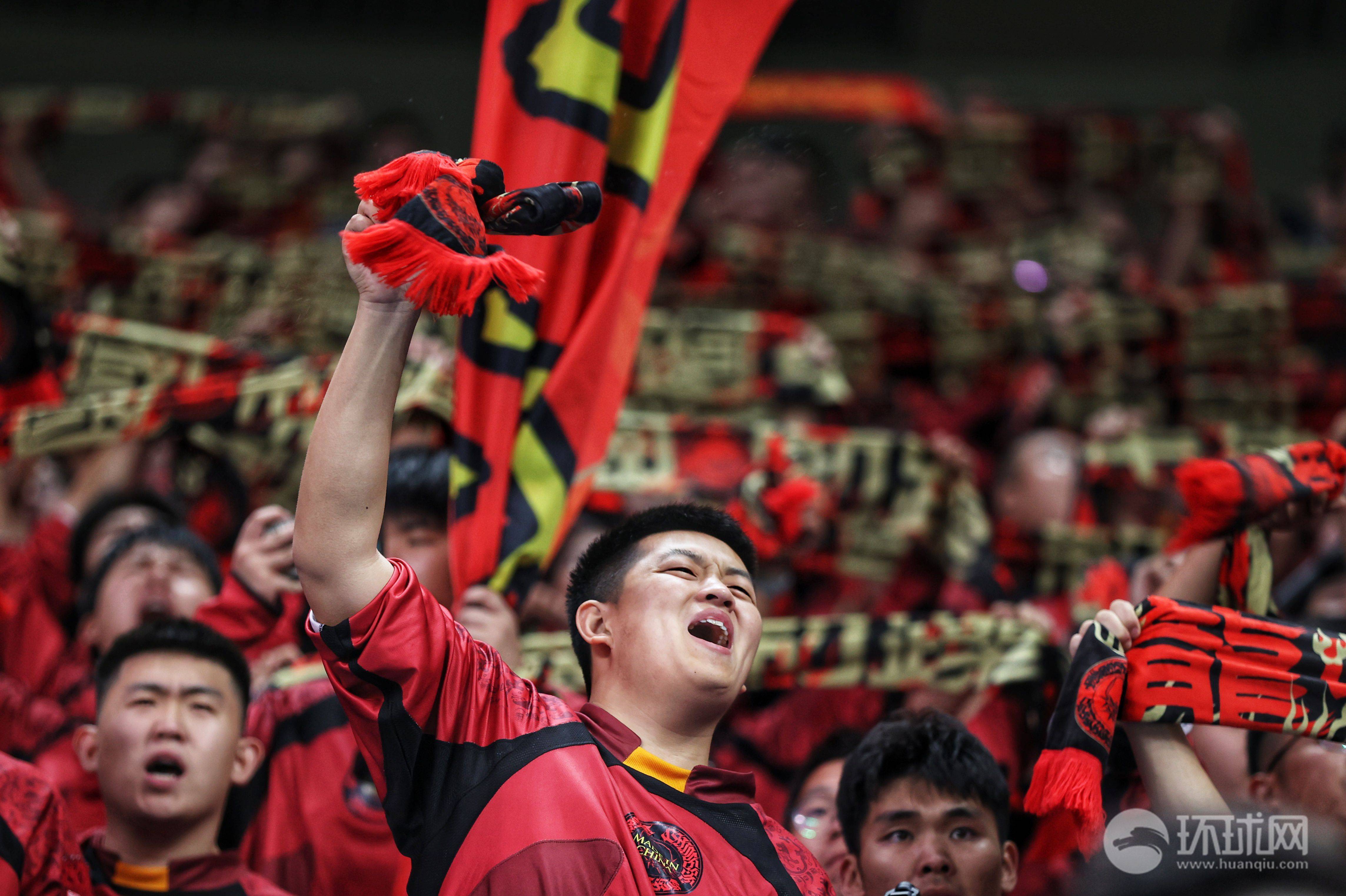 V体育-国内足球赛事火爆进行,球迷热情不减-第2张图片-V体育 V体育-国内足球赛事火爆进行,球迷热情不减-第2张图片-V体育
