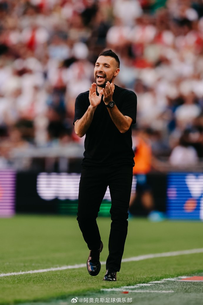 V体育官方app-阿贾克斯客场横扫海伦芬,荷甲榜首毫无悬念-第2张图片-V体育 V体育官方app-阿贾克斯客场横扫海伦芬,荷甲榜首毫无悬念-第2张图片-V体育