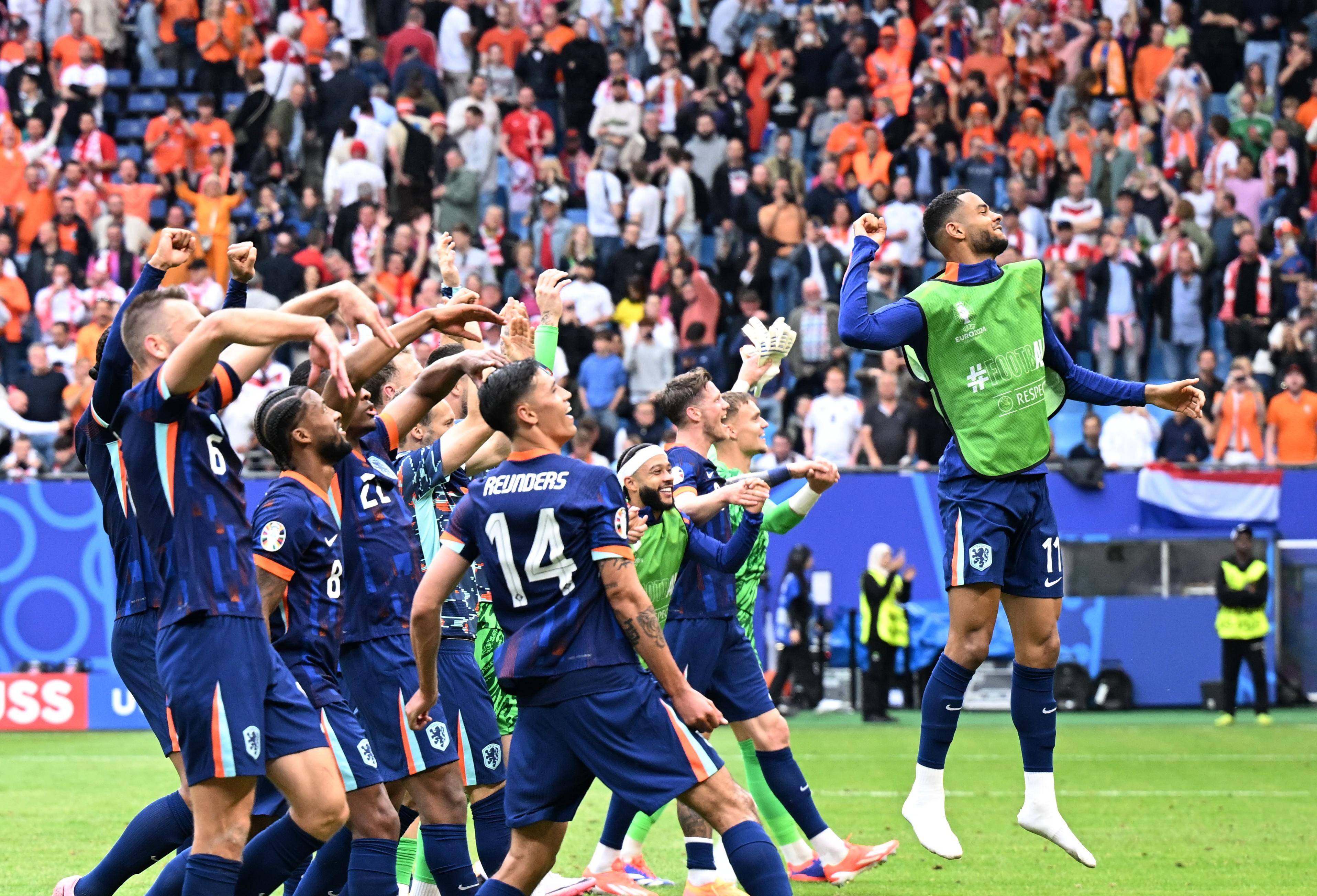 vsports体育-欧洲杯预选赛巅峰对决,球迷热情延续-第2张图片-V体育 vsports体育-欧洲杯预选赛巅峰对决,球迷热情延续-第2张图片-V体育