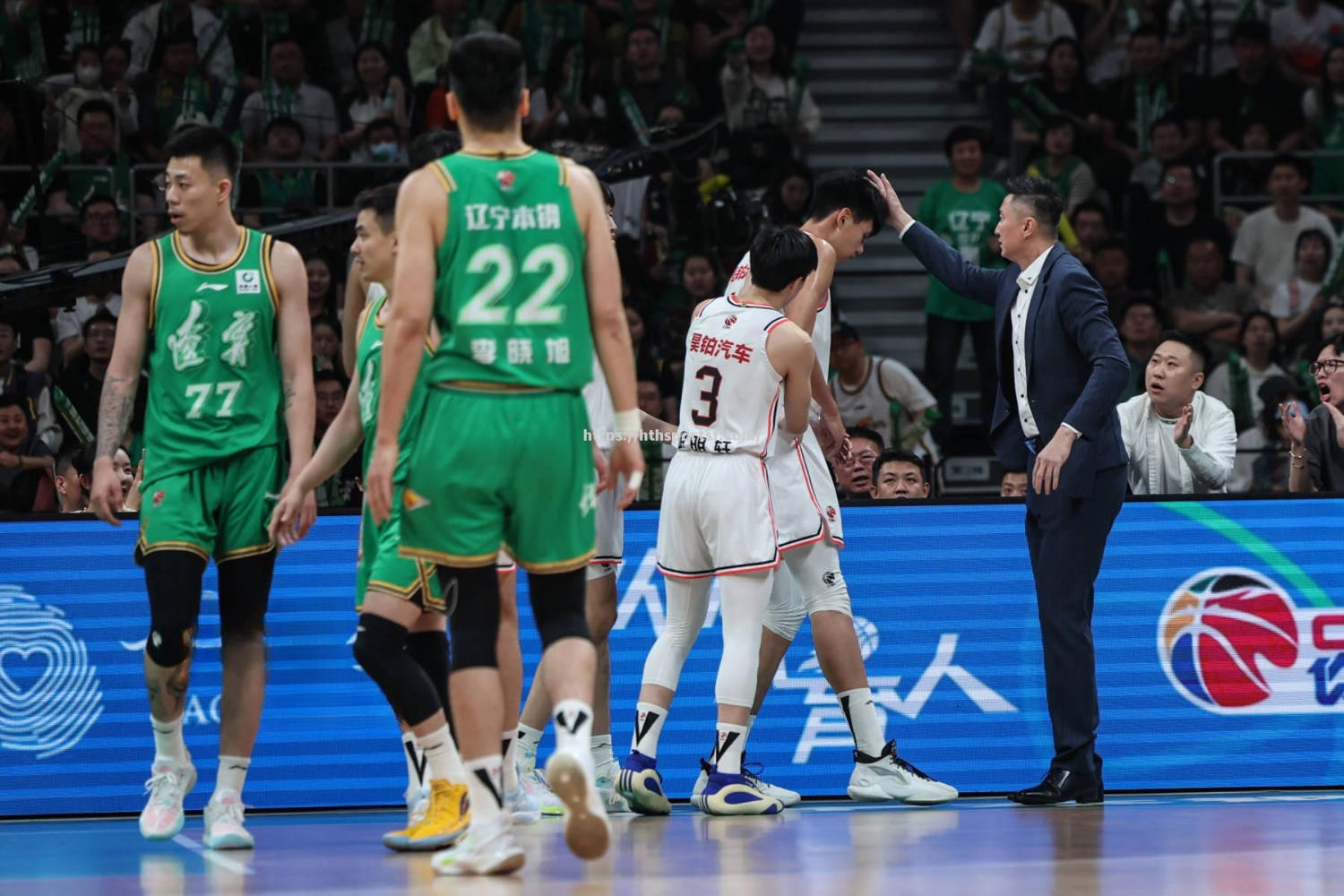 V体育官方app-球员因伤退出比赛,球队重新调整战术-第2张图片-V体育 V体育官方app-球员因伤退出比赛,球队重新调整战术-第2张图片-V体育