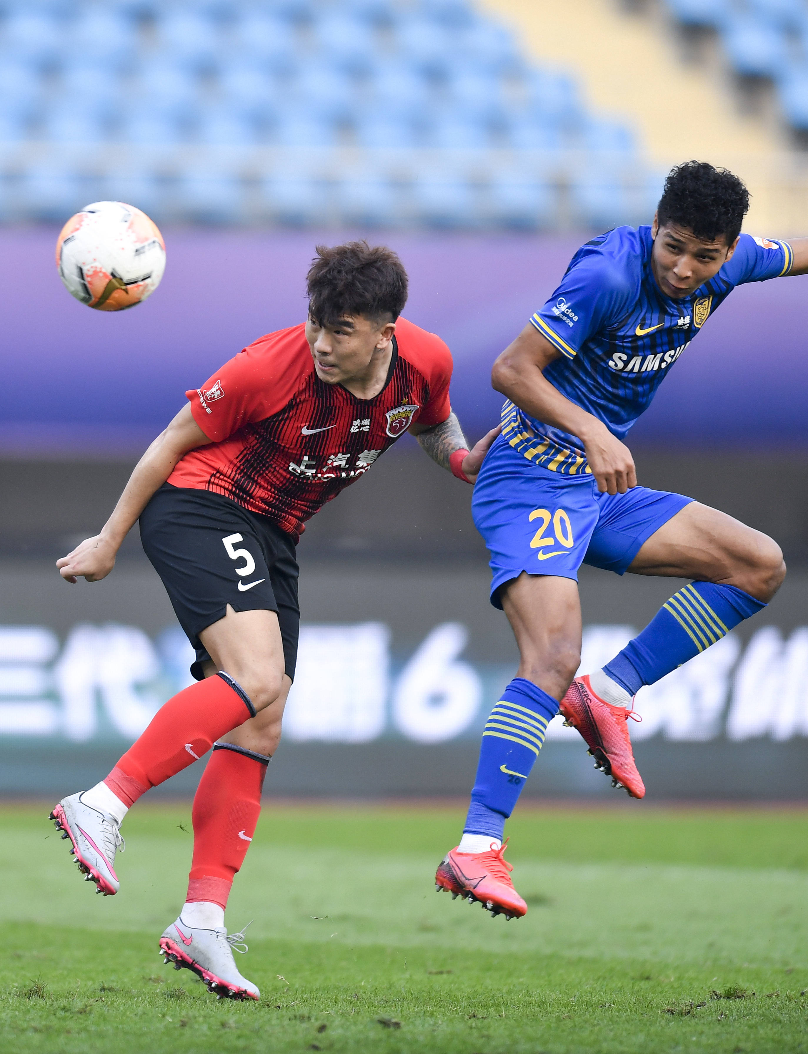 V体育-上海上港将在客场挑战江苏苏宁，谁能笑到最后？-第1张图片-V体育