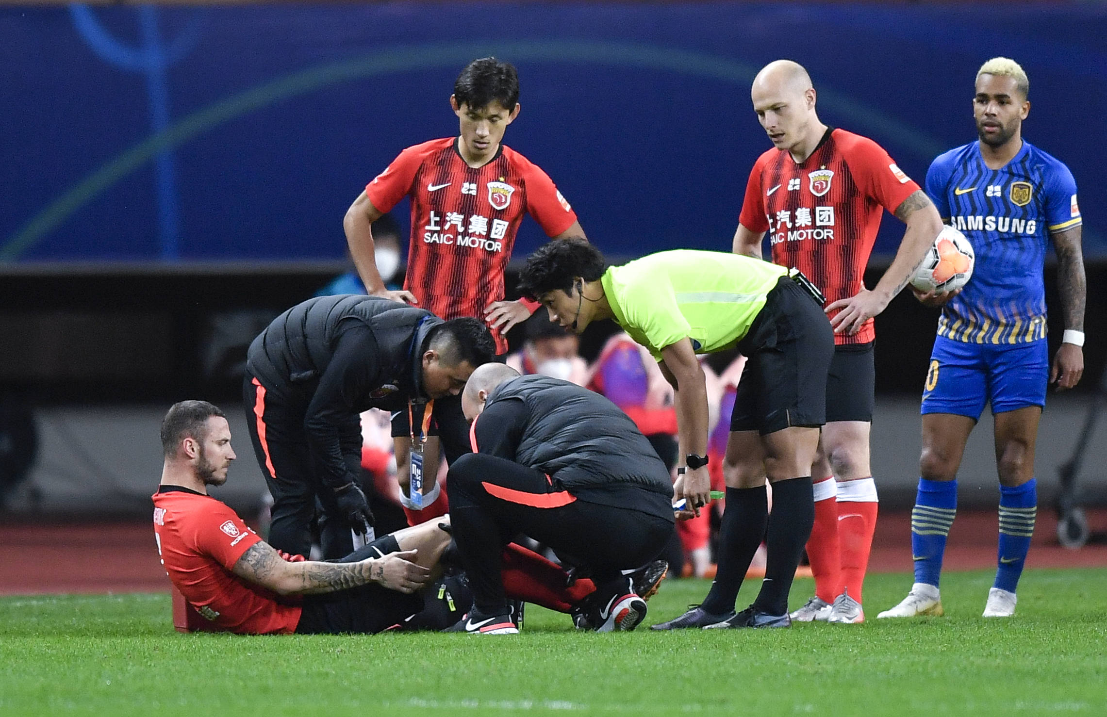 V体育-上海上港将在客场挑战江苏苏宁，谁能笑到最后？-第2张图片-V体育