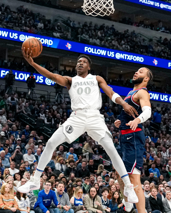 V体育-快船主场击败独行侠,卢比奥下场受伤令人揪心-第2张图片-V体育 V体育-快船主场击败独行侠,卢比奥下场受伤令人揪心-第2张图片-V体育