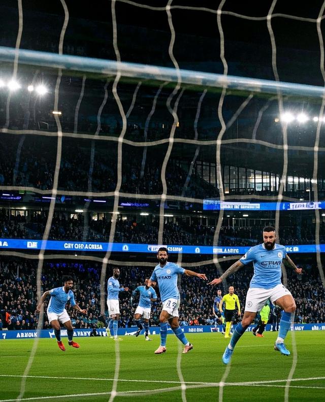 V体育-曼城中场飞速奔袭,为球队进攻助力-第2张图片-V体育 V体育-曼城中场飞速奔袭,为球队进攻助力-第2张图片-V体育