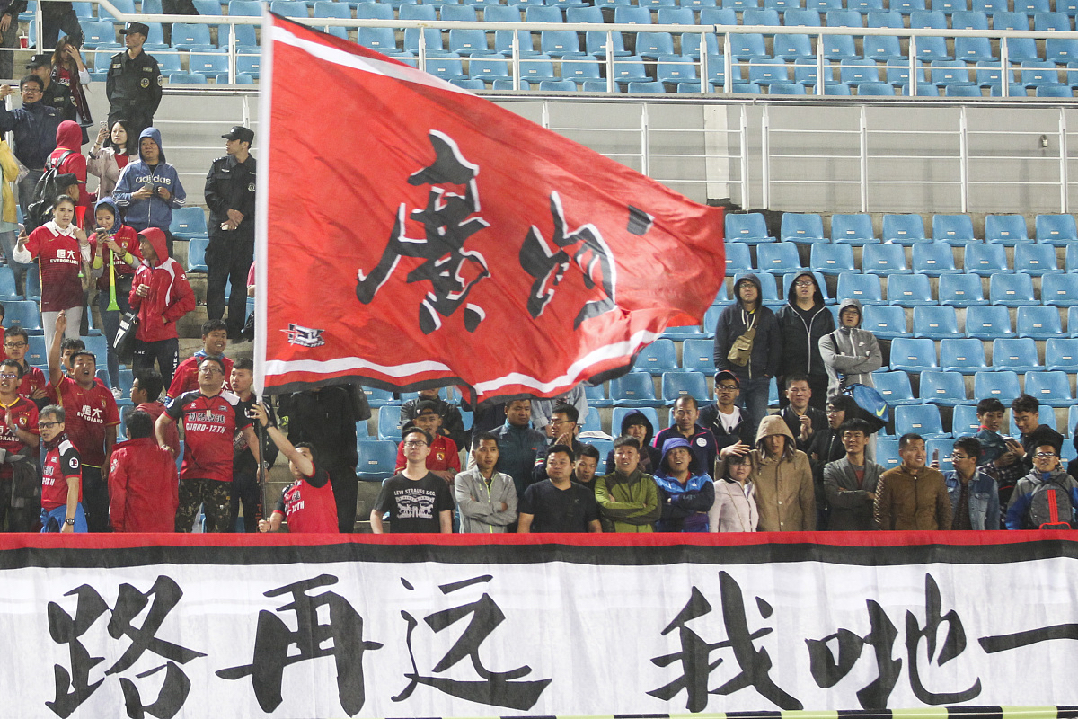 V体育-球队后防线深化，全队士气高涨扩大胜场持续保持压迫-第1张图片-V体育