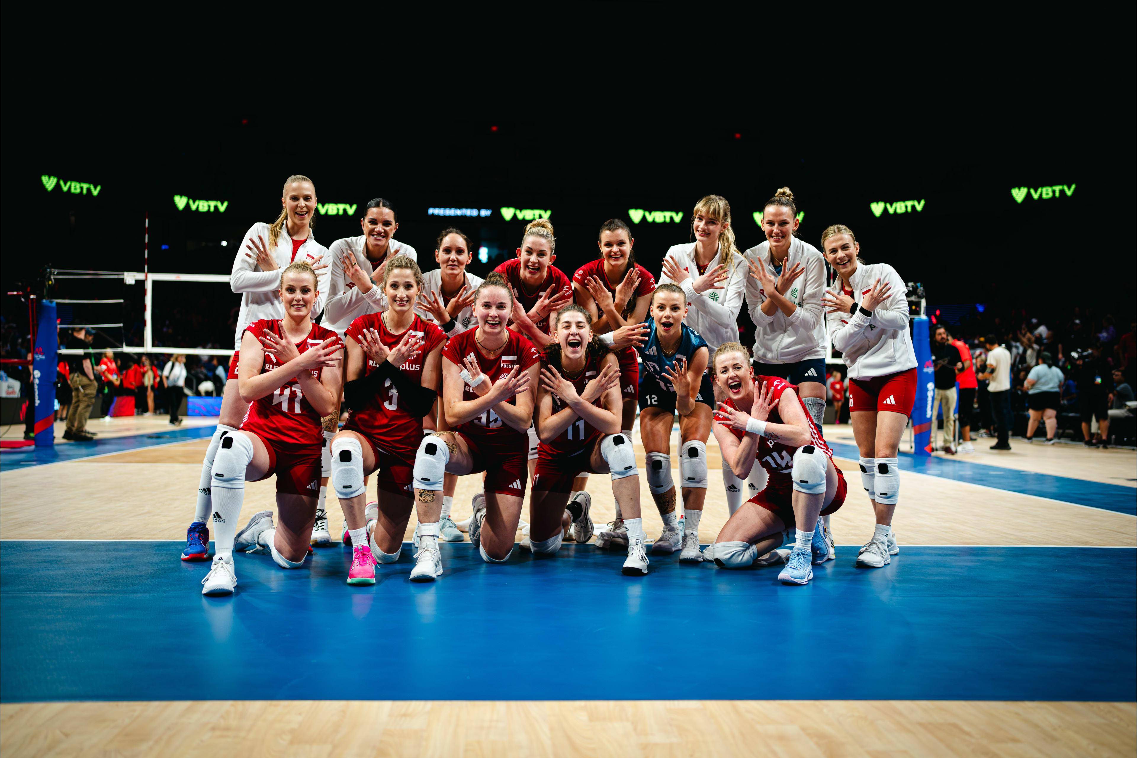 V体育官方app-女排豪取八连胜，晋级半决赛-第2张图片-V体育