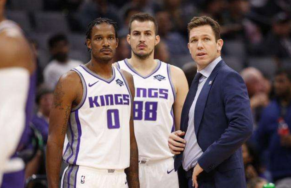 V体育官网-国王全队郁郁不得志，徘徊在常规赛中下游-第1张图片-V体育