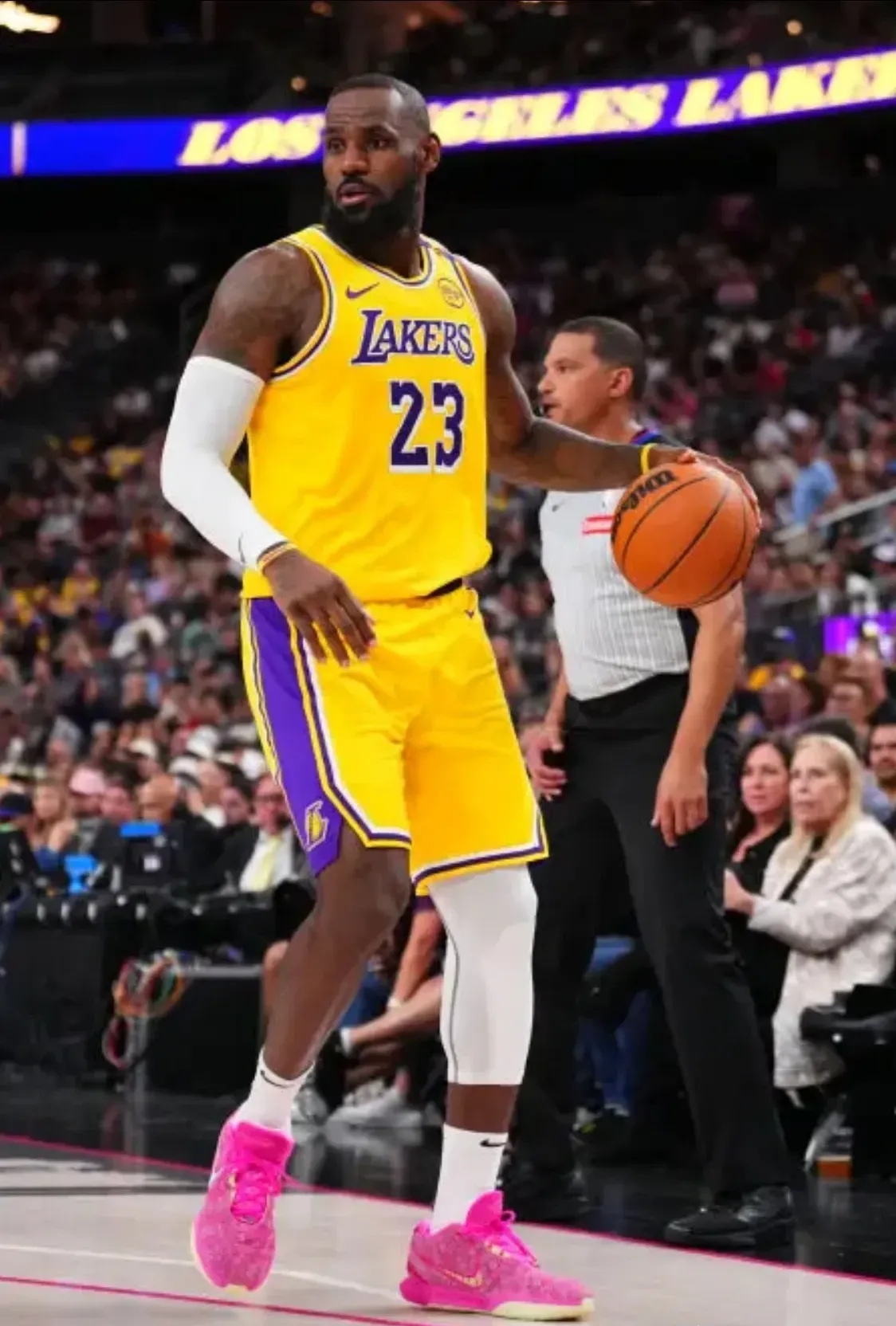 V体育-湖人大胜开拓者,詹姆斯和戴维斯火力全开-第2张图片-V体育 V体育-湖人大胜开拓者,詹姆斯和戴维斯火力全开-第2张图片-V体育