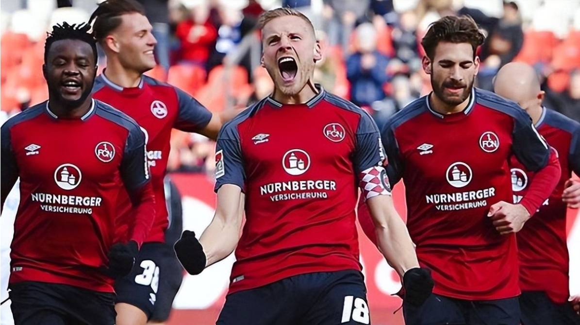 V体育-凯泽斯劳滕球员备战投入，在场上全力以赴-第1张图片-V体育