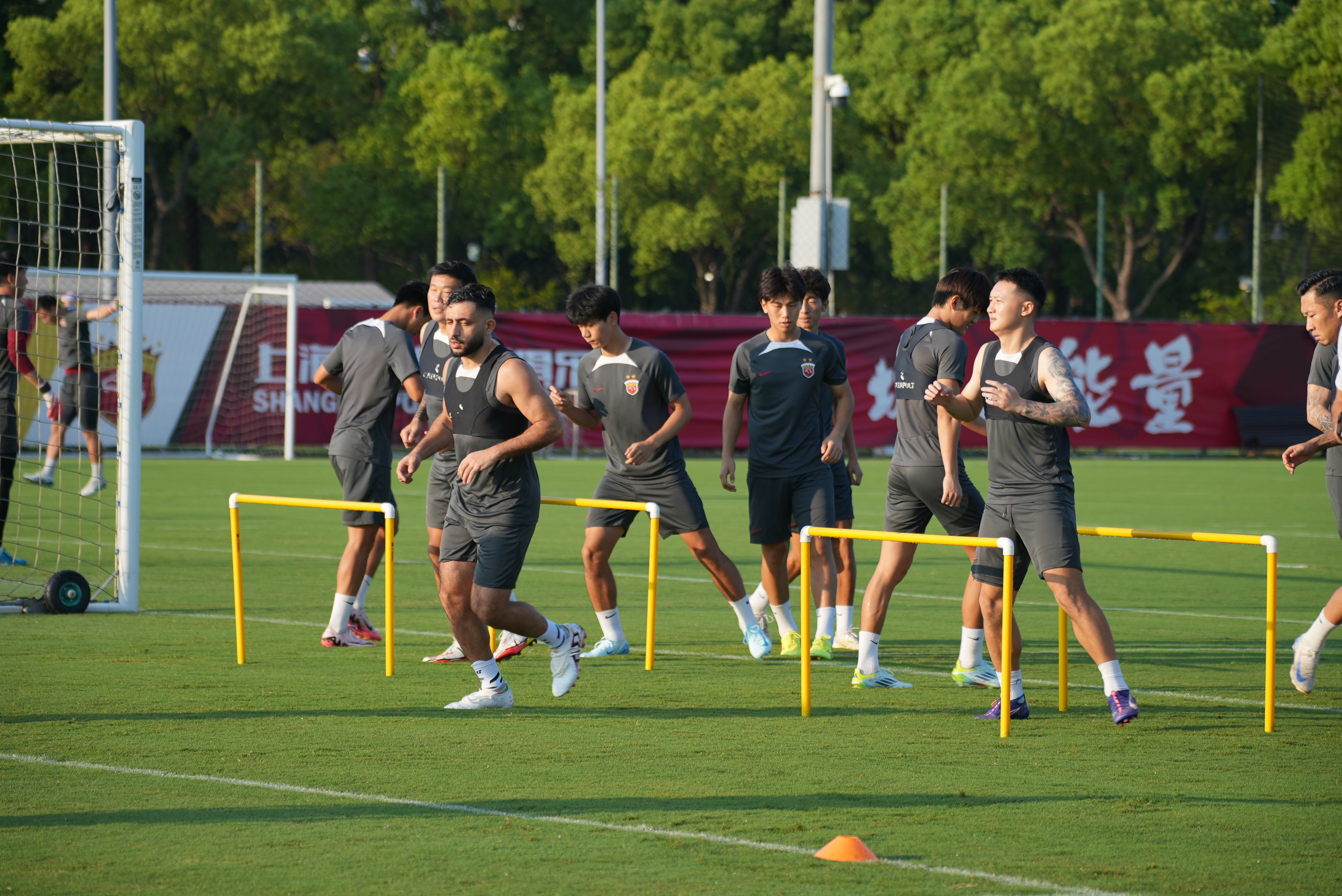 V体育-凯泽斯劳滕球员备战投入，在场上全力以赴-第2张图片-V体育