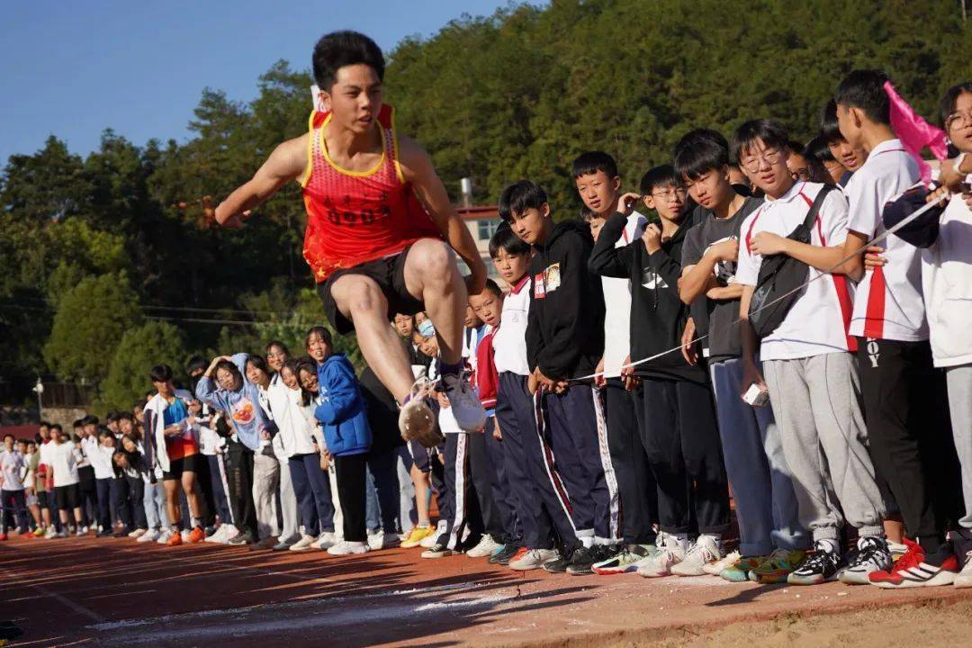 V体育官方app-落跑升龙!运动员们凌空一跃-第1张图片-V体育 V体育官方app-落跑升龙!运动员们凌空一跃-第1张图片-V体育