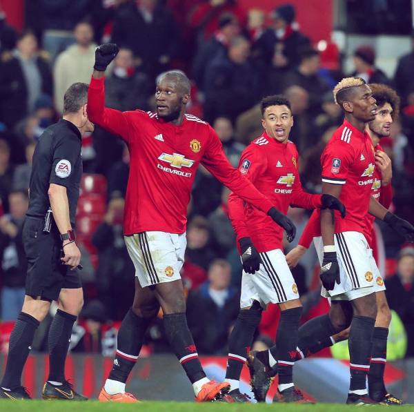 V体育官网-罗马城后防实力遭质疑,需引援补强-第1张图片-V体育 V体育官网-罗马城后防实力遭质疑,需引援补强-第1张图片-V体育