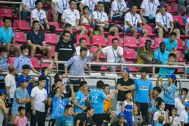 V体育-大连人民球迷为球队加油,齐心支持战胜对手-第2张图片-V体育 V体育-大连人民球迷为球队加油,齐心支持战胜对手-第2张图片-V体育