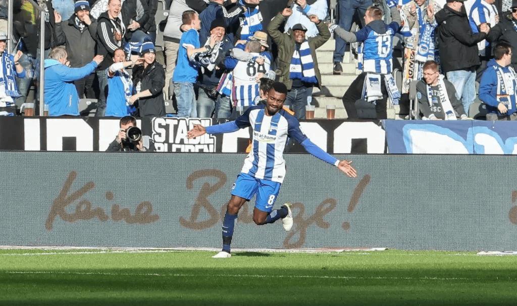 V体育-沙尔克04主场未能阻止勒沃库森的进攻火力-第1张图片-V体育 V体育-沙尔克04主场未能阻止勒沃库森的进攻火力-第1张图片-V体育